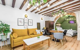 La Bestia Deluxe Studio Apartment